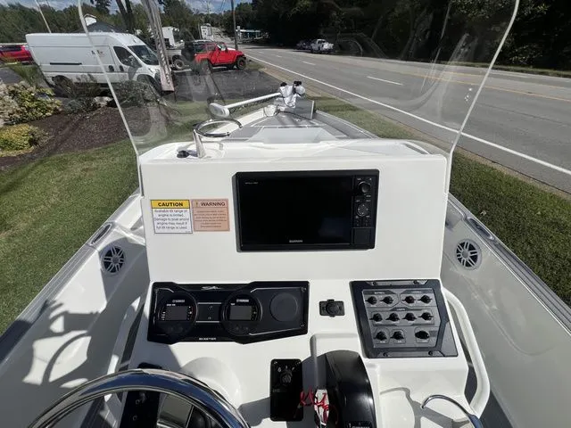 Slide: The Image of Skeeter SX210 2022 - 13