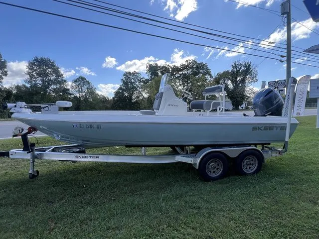 Slide: The Image of Skeeter SX210 2022 - 2