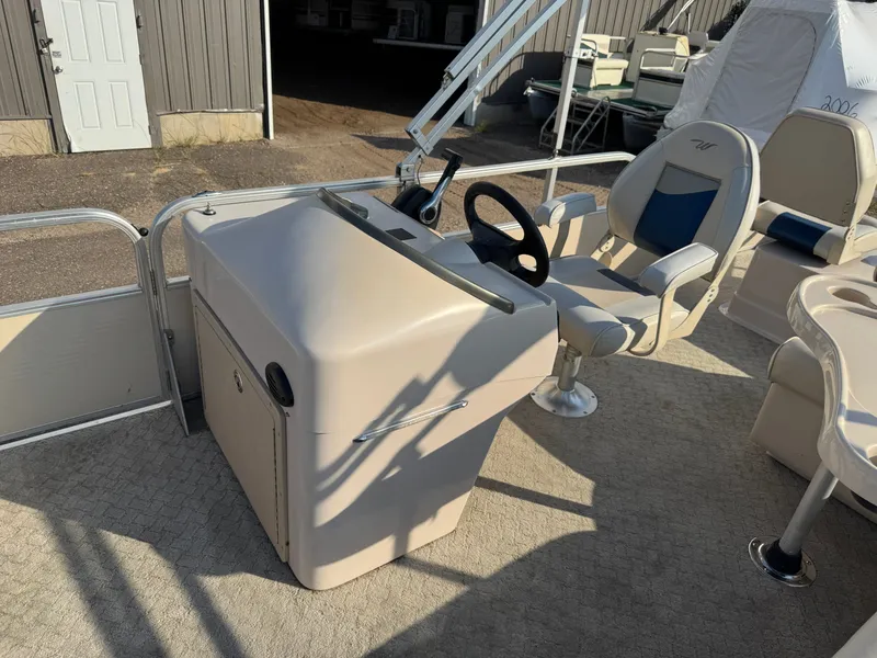 Slide: The Image of Weeres Family Fish Deluxe 220 Pontoon 2009 - 17