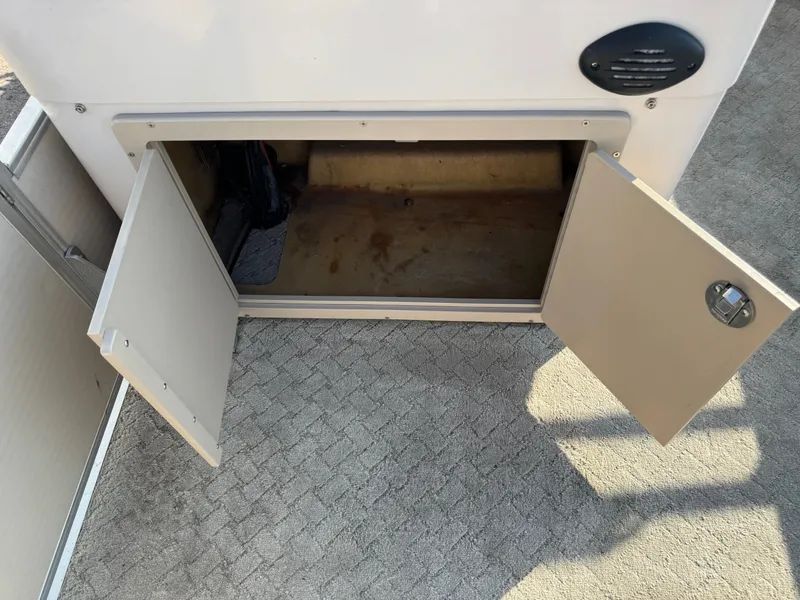 Slide: The Image of Weeres Family Fish Deluxe 220 Pontoon 2009 - 19