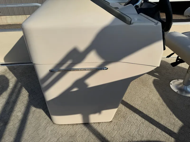 Slide: The Image of Weeres Family Fish Deluxe 220 Pontoon 2009 - 20