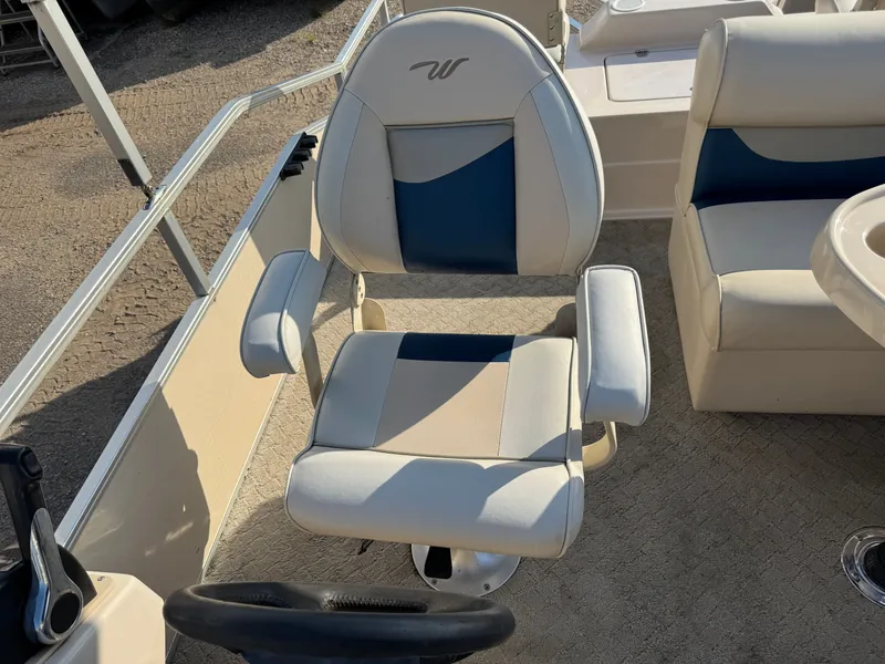 Slide: The Image of Weeres Family Fish Deluxe 220 Pontoon 2009 - 21