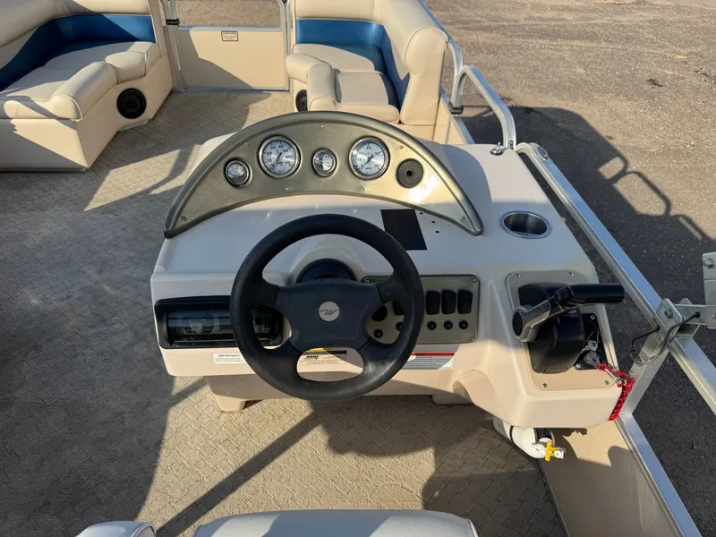 Slide: The Image of Weeres Family Fish Deluxe 220 Pontoon 2009 - 22