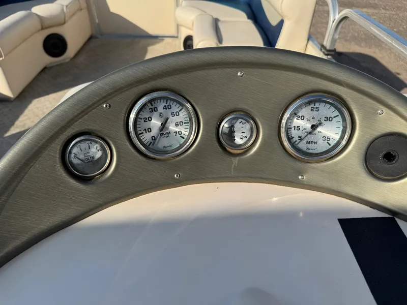 Slide: The Image of Weeres Family Fish Deluxe 220 Pontoon 2009 - 23