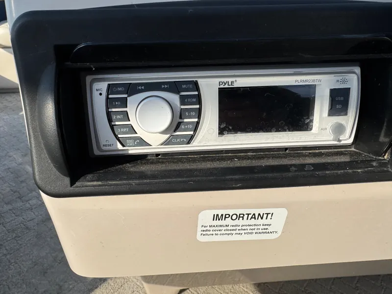 Slide: The Image of Weeres Family Fish Deluxe 220 Pontoon 2009 - 24