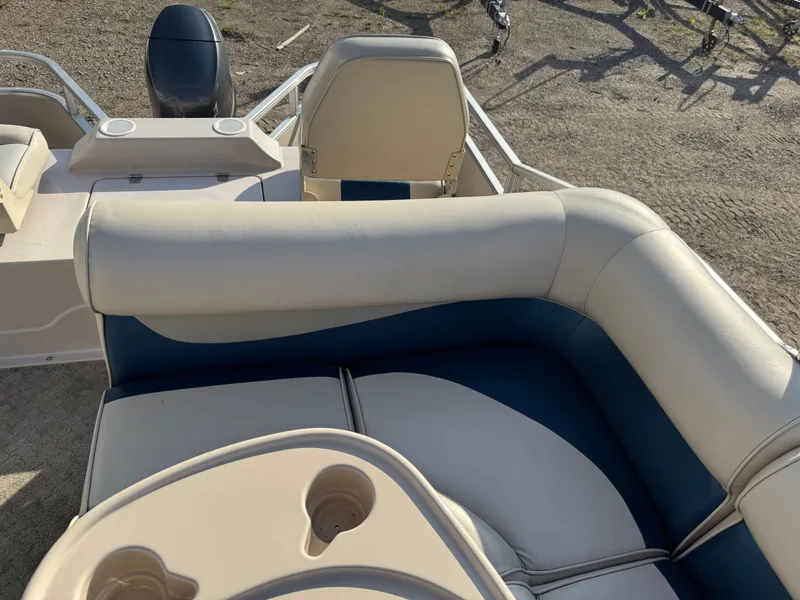 Slide: The Image of Weeres Family Fish Deluxe 220 Pontoon 2009 - 28