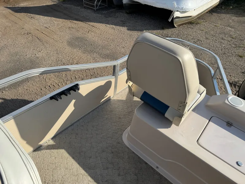 Slide: The Image of Weeres Family Fish Deluxe 220 Pontoon 2009 - 32