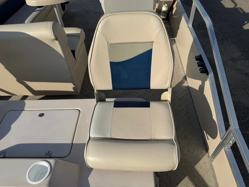 Slide: The Image of Weeres Family Fish Deluxe 220 Pontoon 2009 - 33