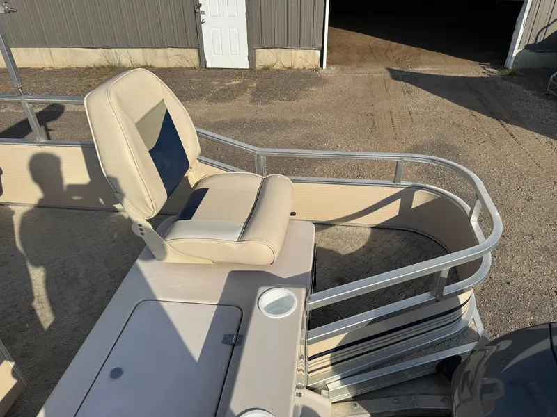 Slide: The Image of Weeres Family Fish Deluxe 220 Pontoon 2009 - 35