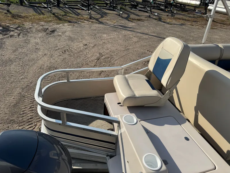 Slide: The Image of Weeres Family Fish Deluxe 220 Pontoon 2009 - 36