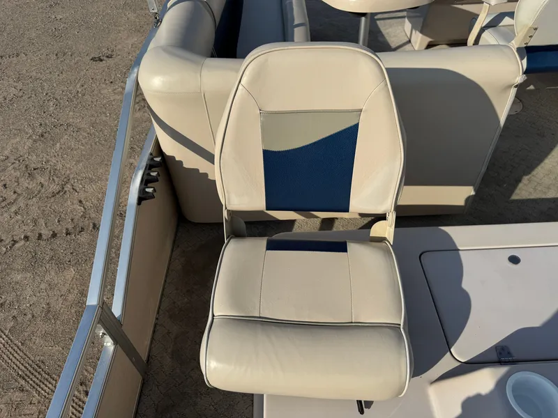 Slide: The Image of Weeres Family Fish Deluxe 220 Pontoon 2009 - 38