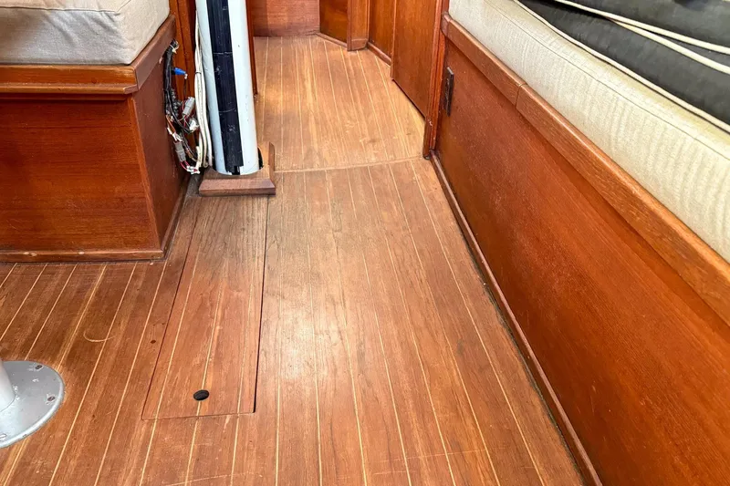 Slide: The Image of Sabre 36 - Poppy - Salon Sole - 105