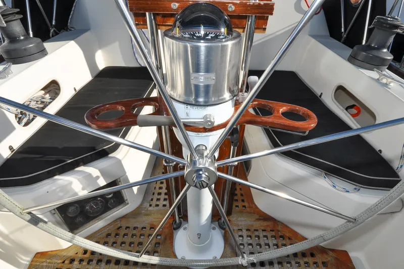 Slide: The Image of Sabre 36 - Poppy - Cockpit - Helm Station - Wheel - 22