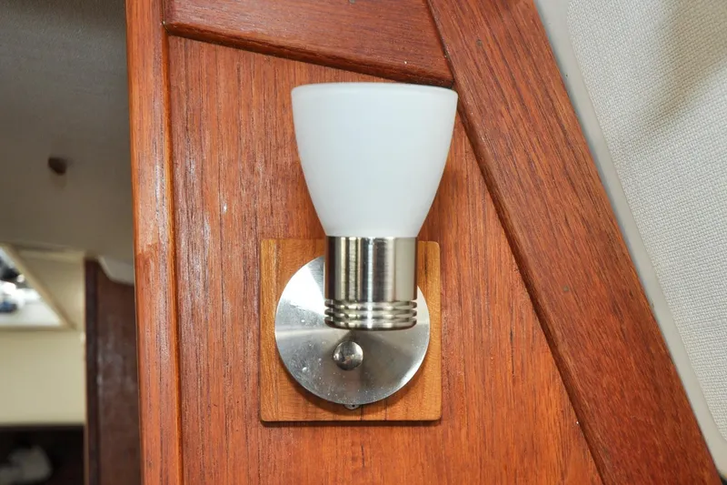 Slide: The Image of Sabre 36 - Poppy - Salon - Lighting - 63