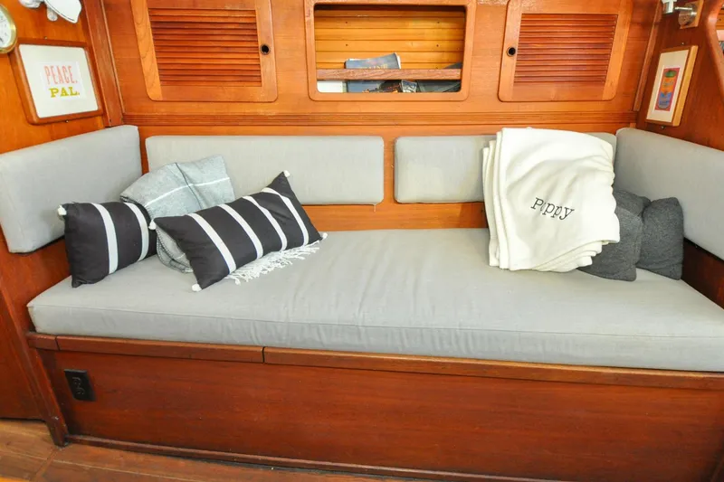 Slide: The Image of Sabre 36 - Poppy - Salon - 65