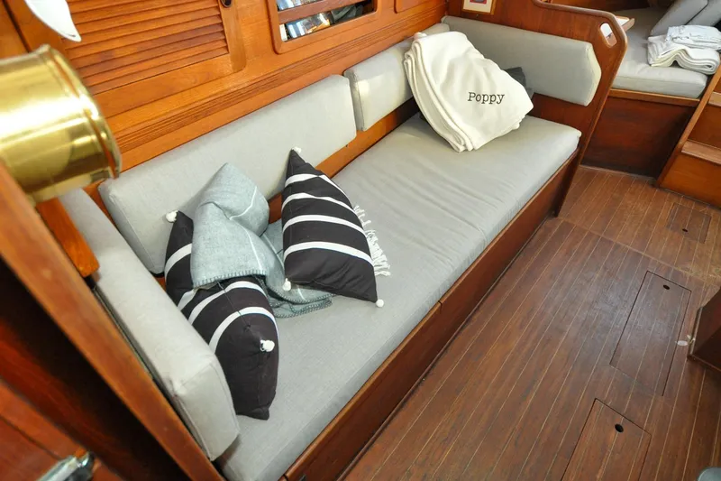 Slide: The Image of Sabre 36 - Poppy - Salon - 66