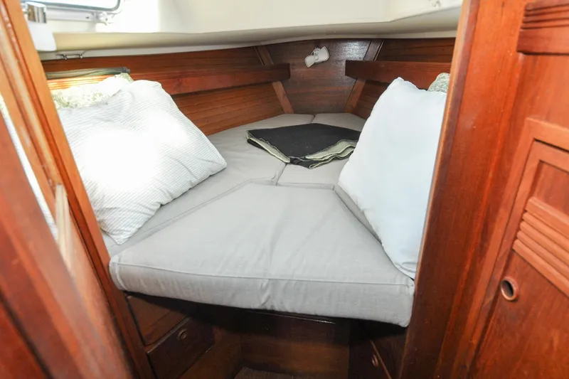 Slide: The Image of Sabre 36 - Poppy - Forward Cabin - With Inset - 71