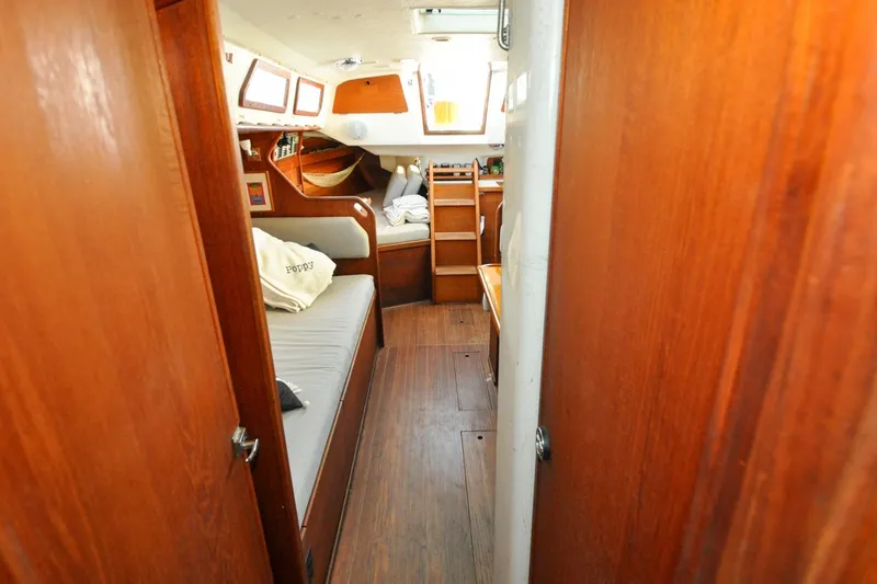 Slide: The Image of Sabre 36 - Poppy - Salon - 78