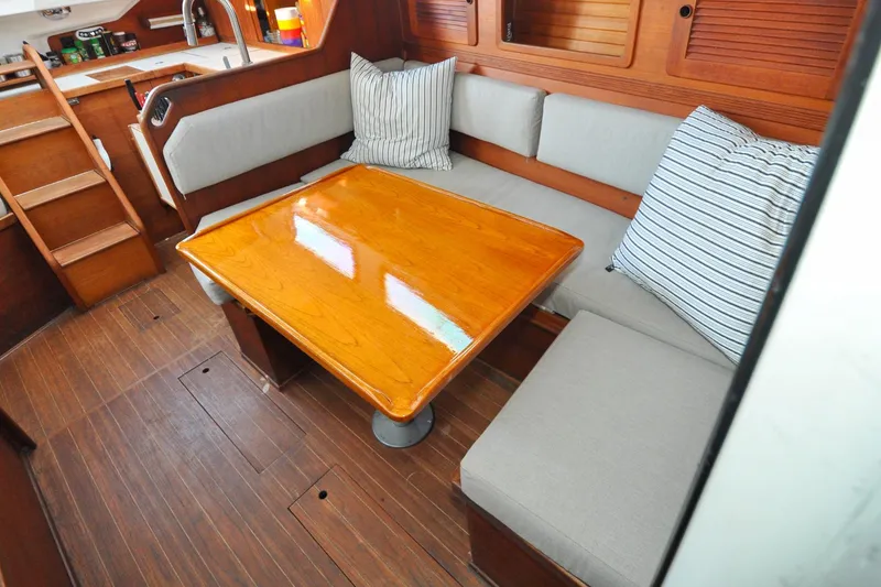 Slide: The Image of Sabre 36 - Poppy - Salon - 84