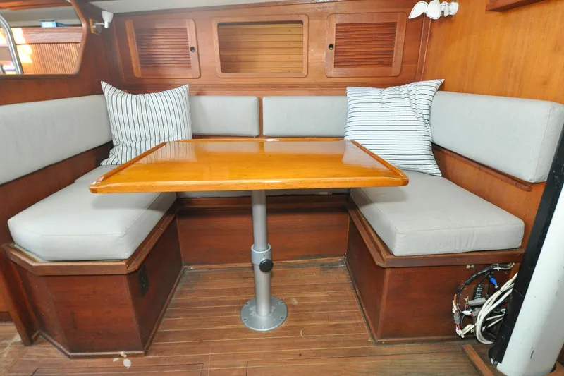 Slide: The Image of Sabre 36 - Poppy - Salon - 85