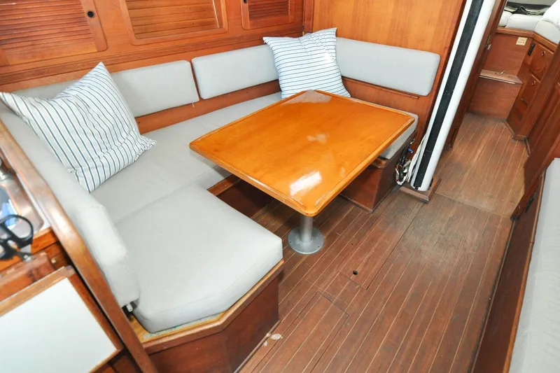 Slide: The Image of Sabre 36 - Poppy - Salon - 86