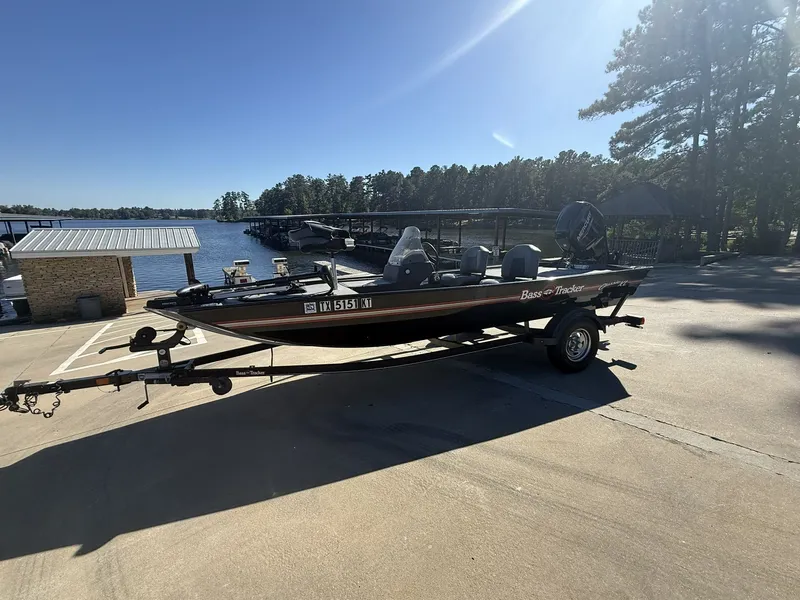 Slide: The Image of Tracker Bass Tracker Classic XL 2025 - 3