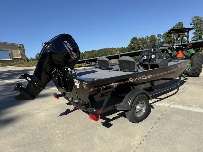Slide: The Image of Tracker Bass Tracker Classic XL 2025 - 7
