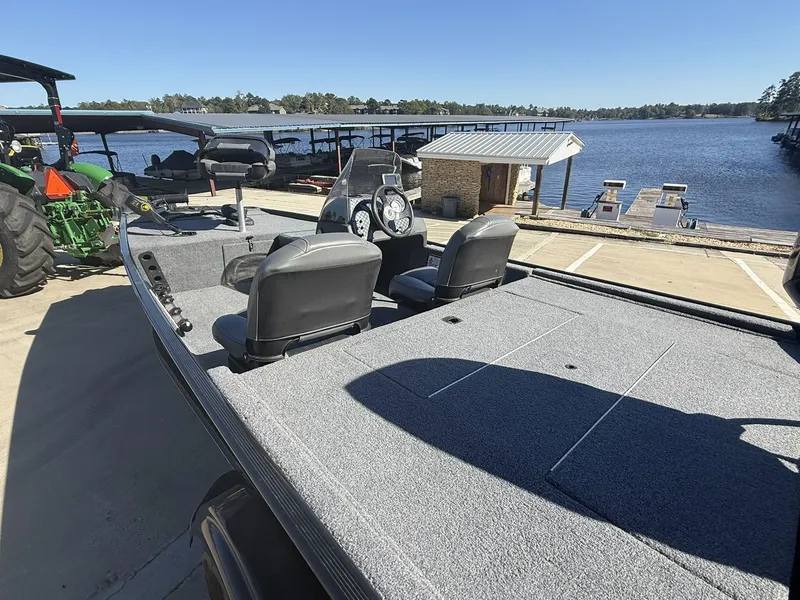 Slide: The Image of Tracker Bass Tracker Classic XL 2025 - 9