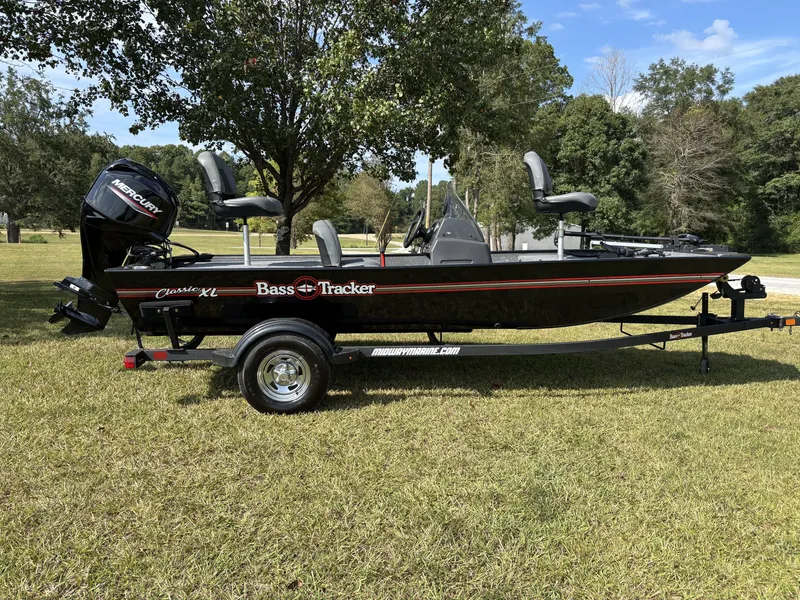The Image of Tracker Bass Tracker Classic XL 2026 - 1