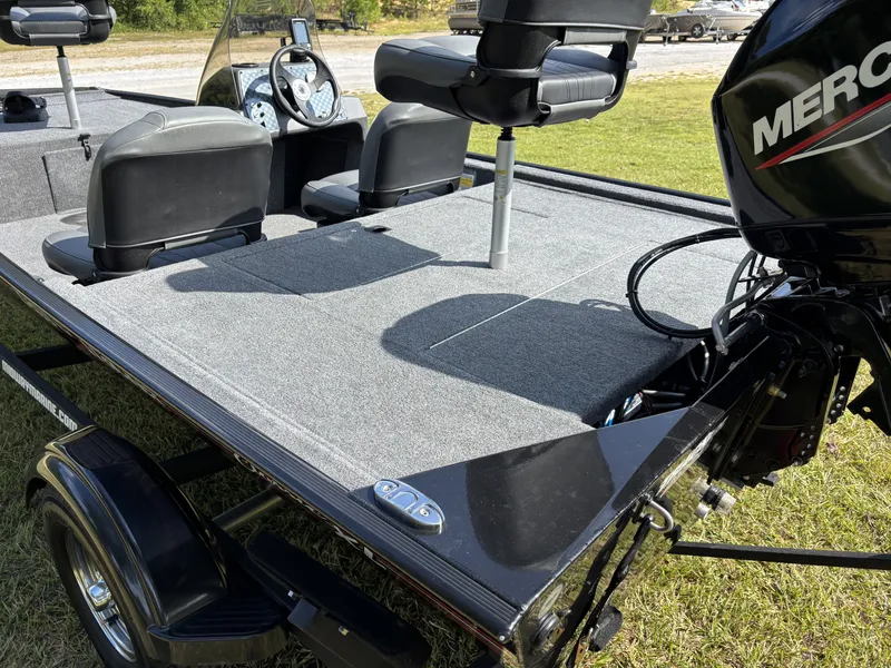 Slide: The Image of Tracker Bass Tracker Classic XL 2026 - 10