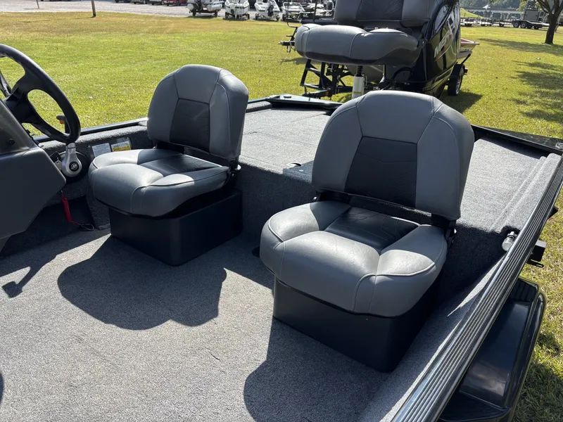 Slide: The Image of Tracker Bass Tracker Classic XL 2026 - 12