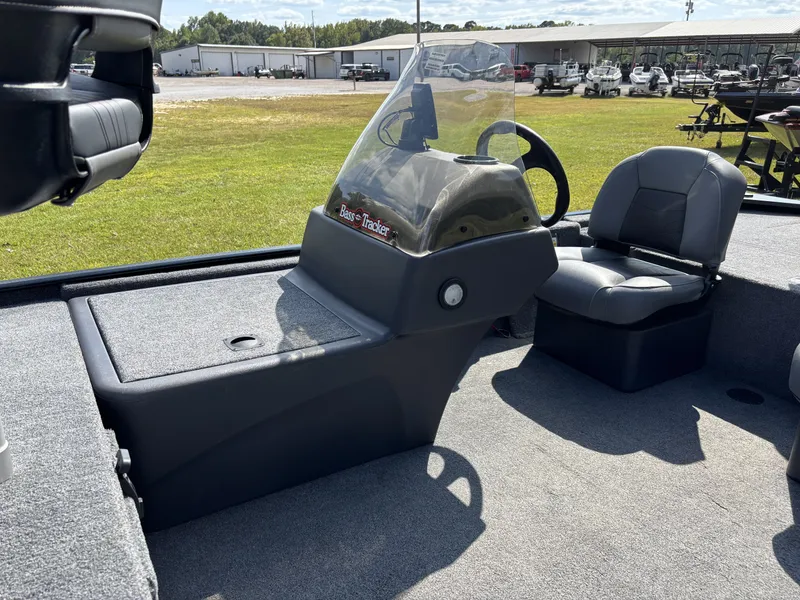 Slide: The Image of Tracker Bass Tracker Classic XL 2026 - 13