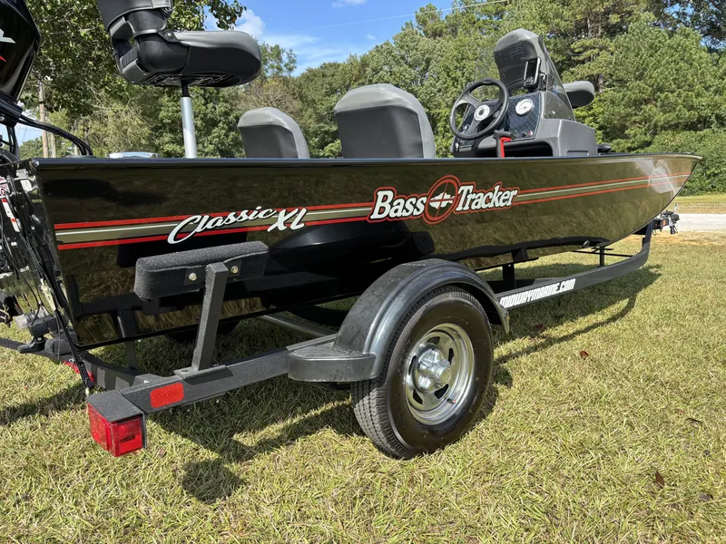 Slide: The Image of Tracker Bass Tracker Classic XL 2026 - 4