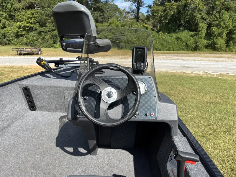 Slide: The Image of Tracker Bass Tracker Classic XL 2026 - 5