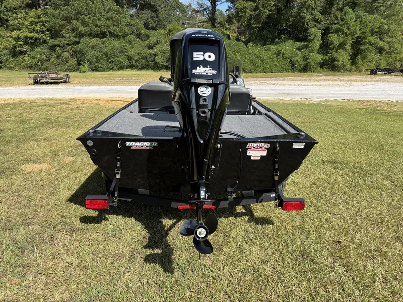 Slide: The Image of Tracker Bass Tracker Classic XL 2026 - 9