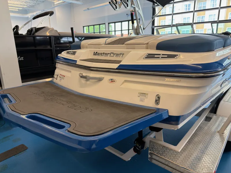 Slide: The Image of MasterCraft X-14V 2013 - 25