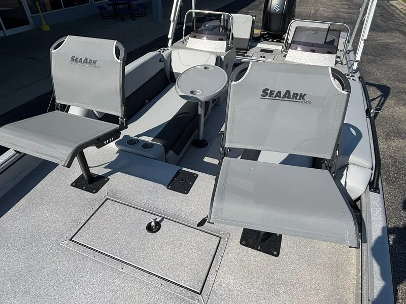 Slide: The Image of SeaArk Easy 200 2026 - 16