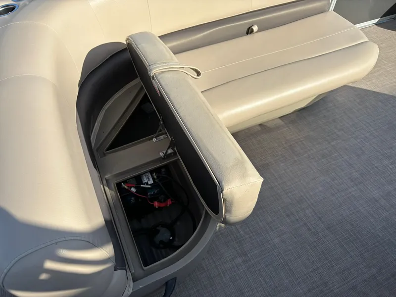 Slide: The Image of Sun Tracker Party Barge 18 DLX 2020 - 11