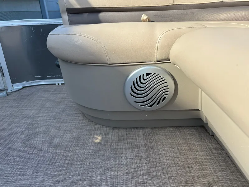 Slide: The Image of Sun Tracker Party Barge 18 DLX 2020 - 13