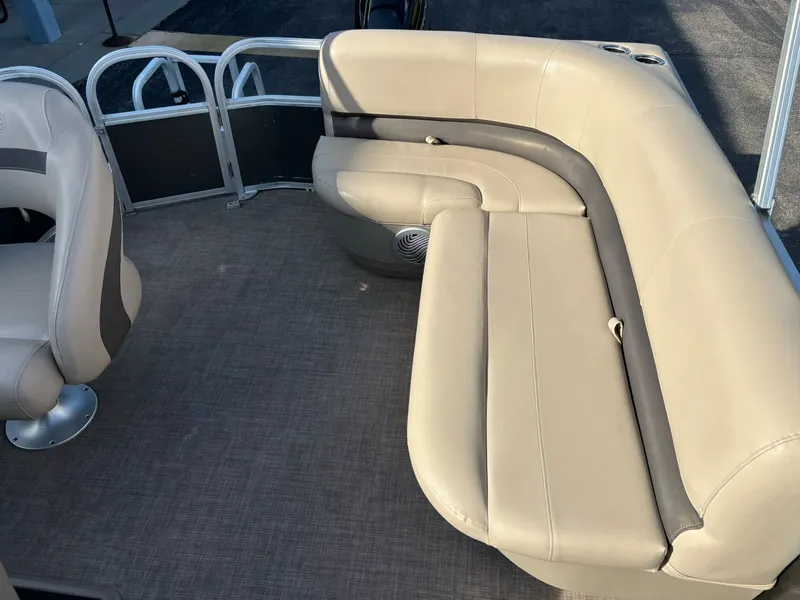 Slide: The Image of Sun Tracker Party Barge 18 DLX 2020 - 15