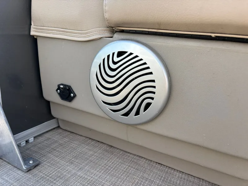 Slide: The Image of Sun Tracker Party Barge 18 DLX 2020 - 22