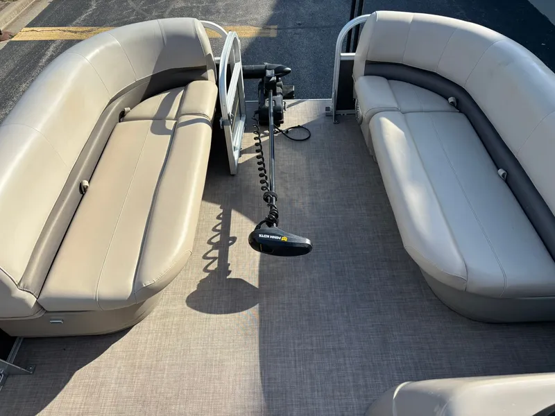 Slide: The Image of Sun Tracker Party Barge 18 DLX 2020 - 23