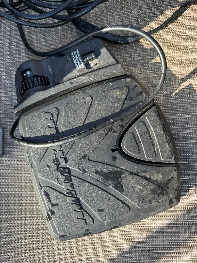 Slide: The Image of Sun Tracker Party Barge 18 DLX 2020 - 24