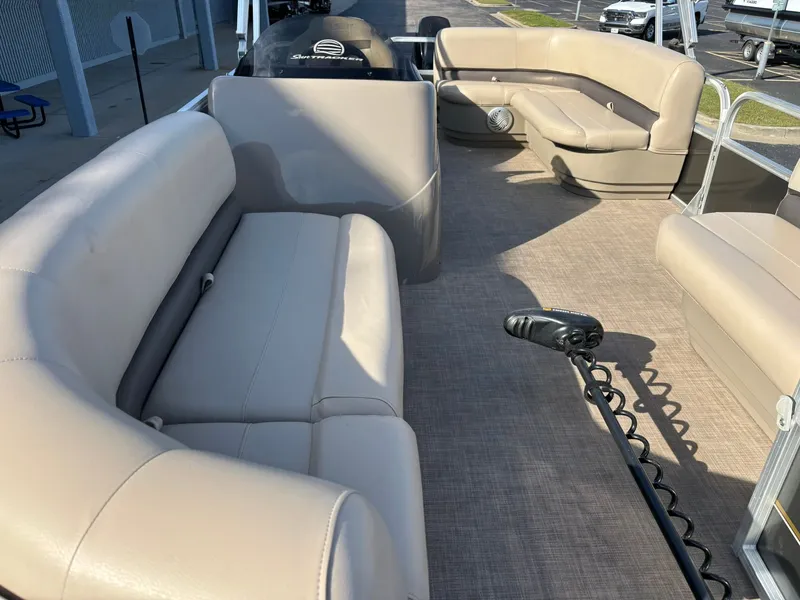 Slide: The Image of Sun Tracker Party Barge 18 DLX 2020 - 26