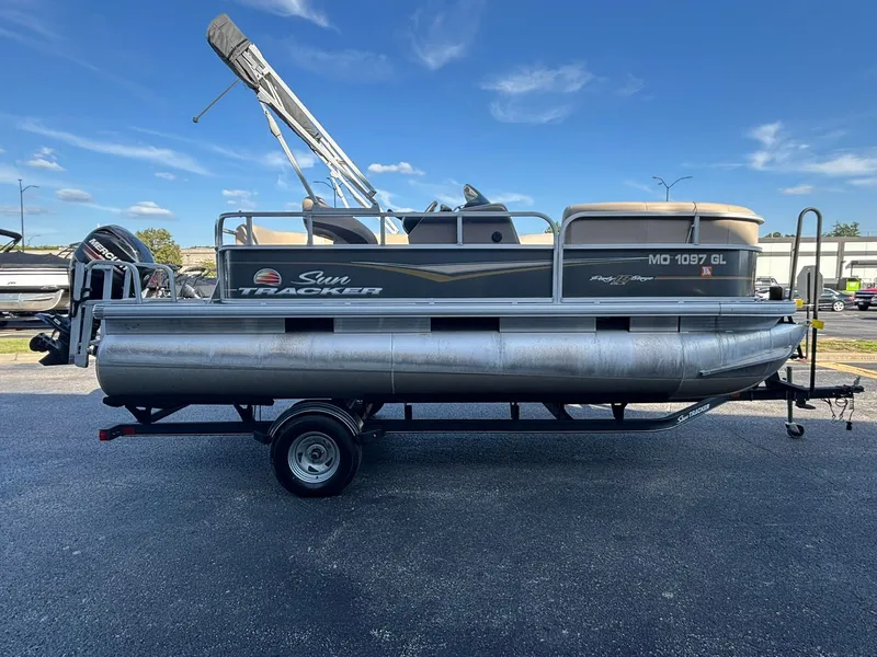 Slide: The Image of Sun Tracker Party Barge 18 DLX 2020 - 29