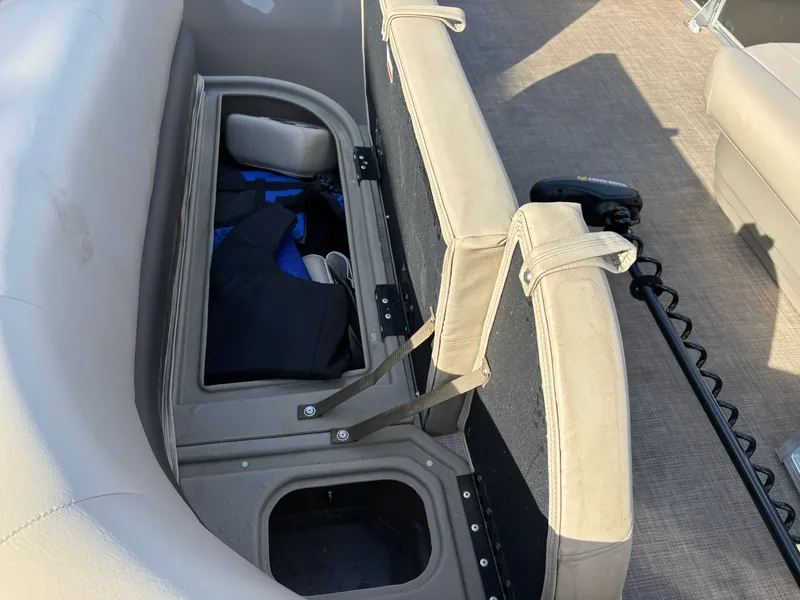 Slide: The Image of Sun Tracker Party Barge 18 DLX 2020 - 6