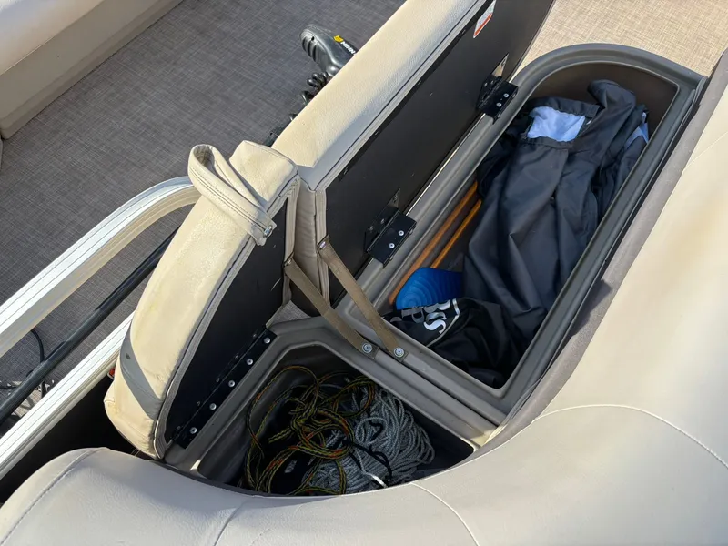 Slide: The Image of Sun Tracker Party Barge 18 DLX 2020 - 8