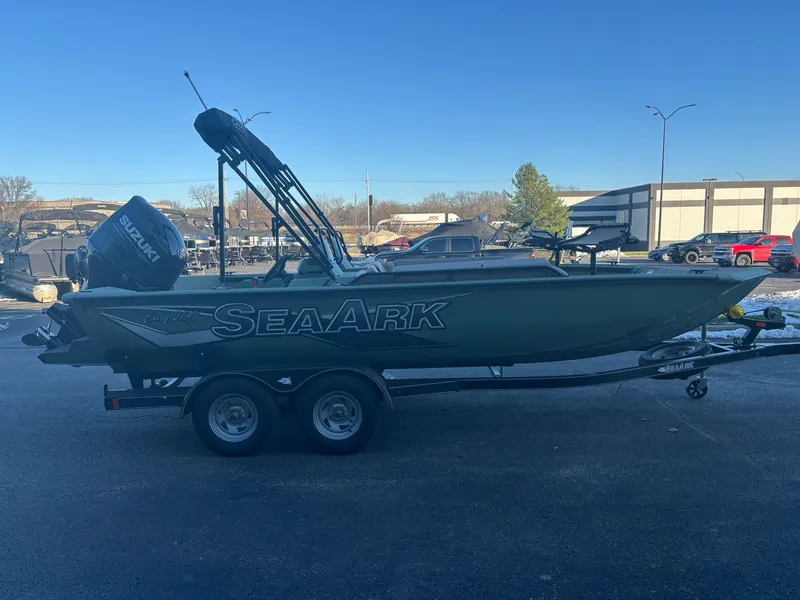 Slide: The Image of SeaArk Easy 200 2026 - 11