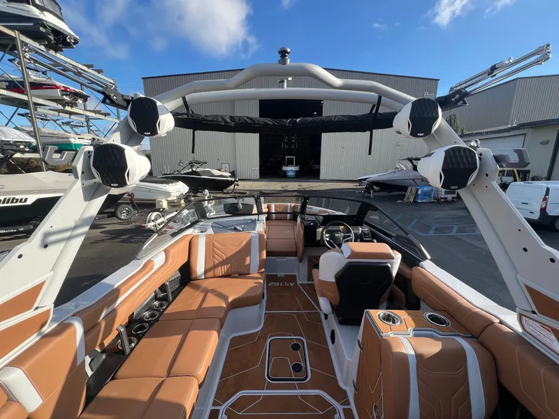 Slide: The Image of Malibu Wakesetter 25 LSV 2026 - 13