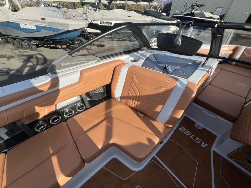 Slide: The Image of Malibu Wakesetter 25 LSV 2026 - 14